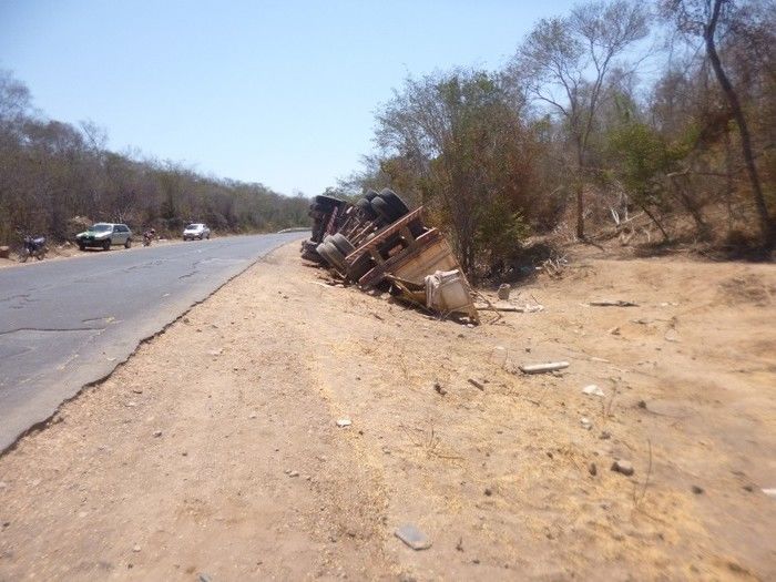 Carreta de milho tomba na BR 135 e saqueadores provocam tombamento de outra carreta de óleo  - Imagem 9