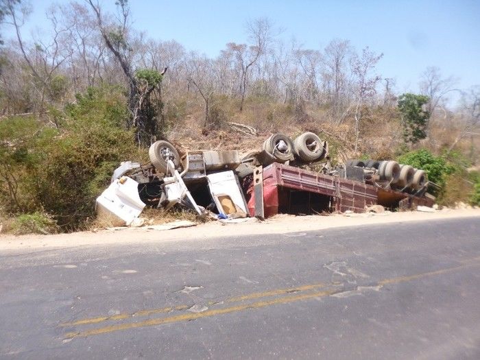 Carreta de milho tomba na BR 135 e saqueadores provocam tombamento de outra carreta de óleo  - Imagem 4