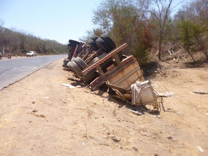 Carreta de milho tomba na BR 135 e saqueadores provocam tombamento de outra carreta de óleo  - Imagem 10