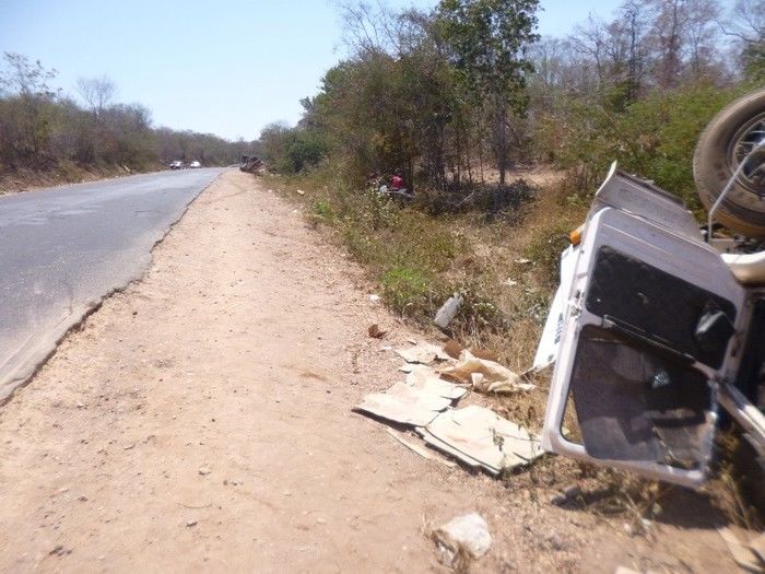 Carreta de milho tomba na BR 135 e saqueadores provocam tombamento de outra carreta de óleo  - Imagem 6