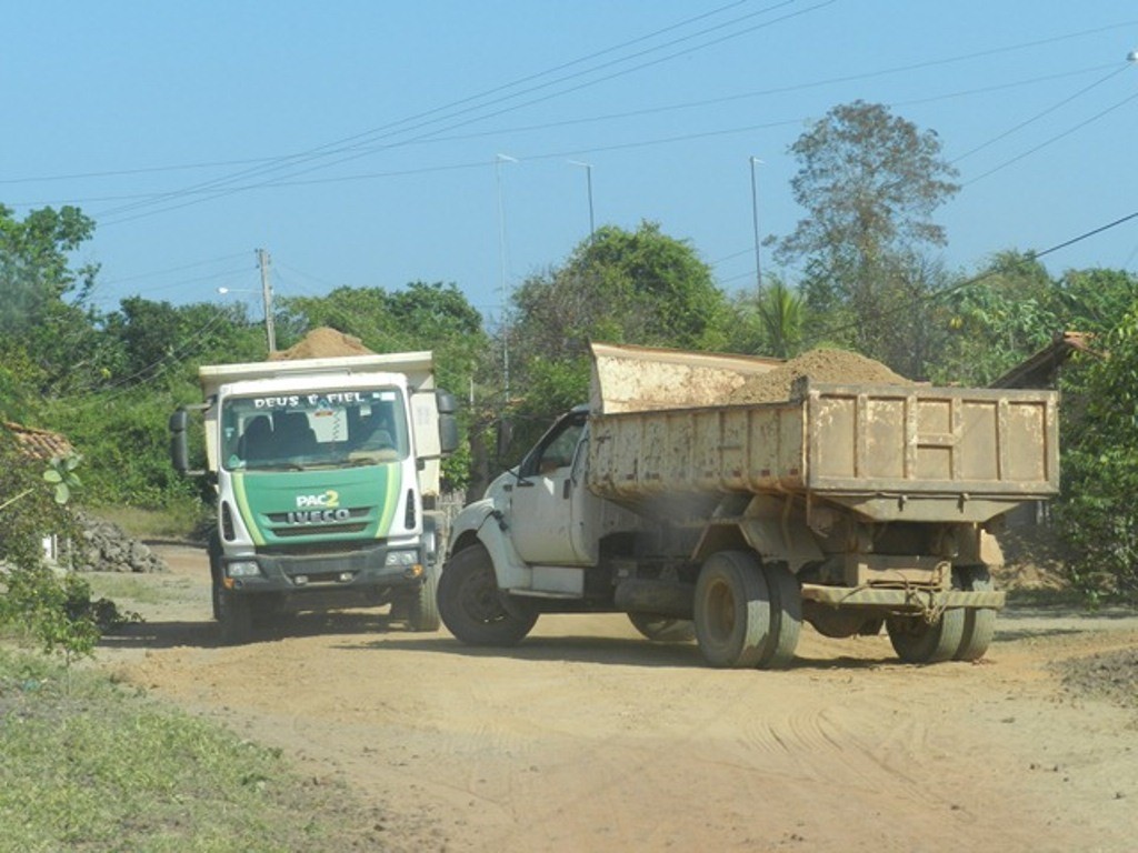 Prefeitura recupera estradas da comunidade Vassouras 