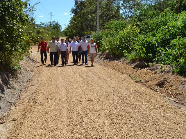 Prefeita Paula Araujo faz visita às obras em andamento na cidade - Imagem 4