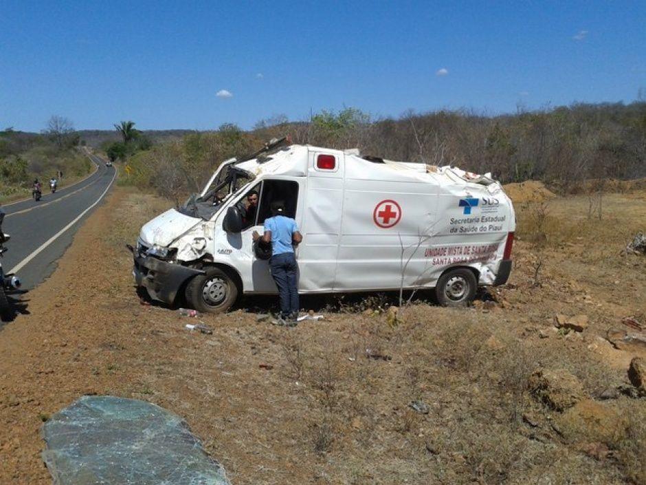 Ambulância de Santa Rosa capota na PI-236 e deixa três feridos