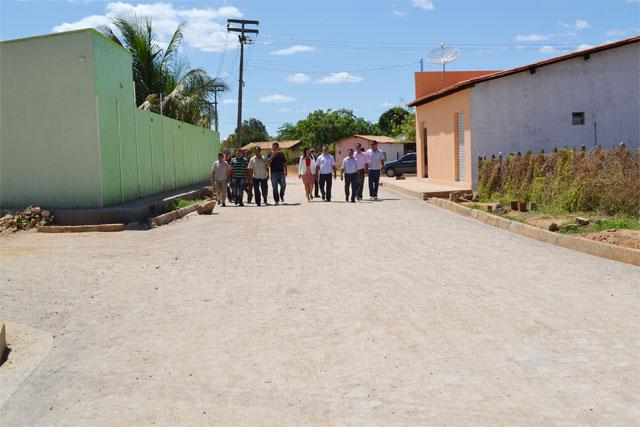 Prefeita Paula Araujo faz visita às obras em andamento na cidade - Imagem 3
