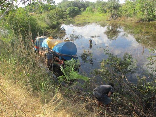 CAMINHÃ  DESVIA DE UMA MOTO SAI DA ESTRADA E CAI NA LAGOA - Imagem 2