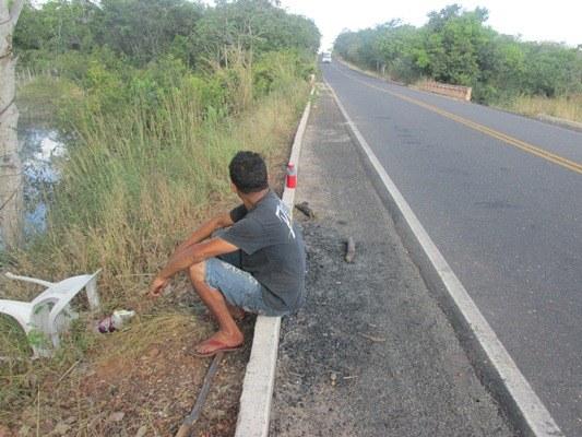 CAMINHÃ  DESVIA DE UMA MOTO SAI DA ESTRADA E CAI NA LAGOA - Imagem 6