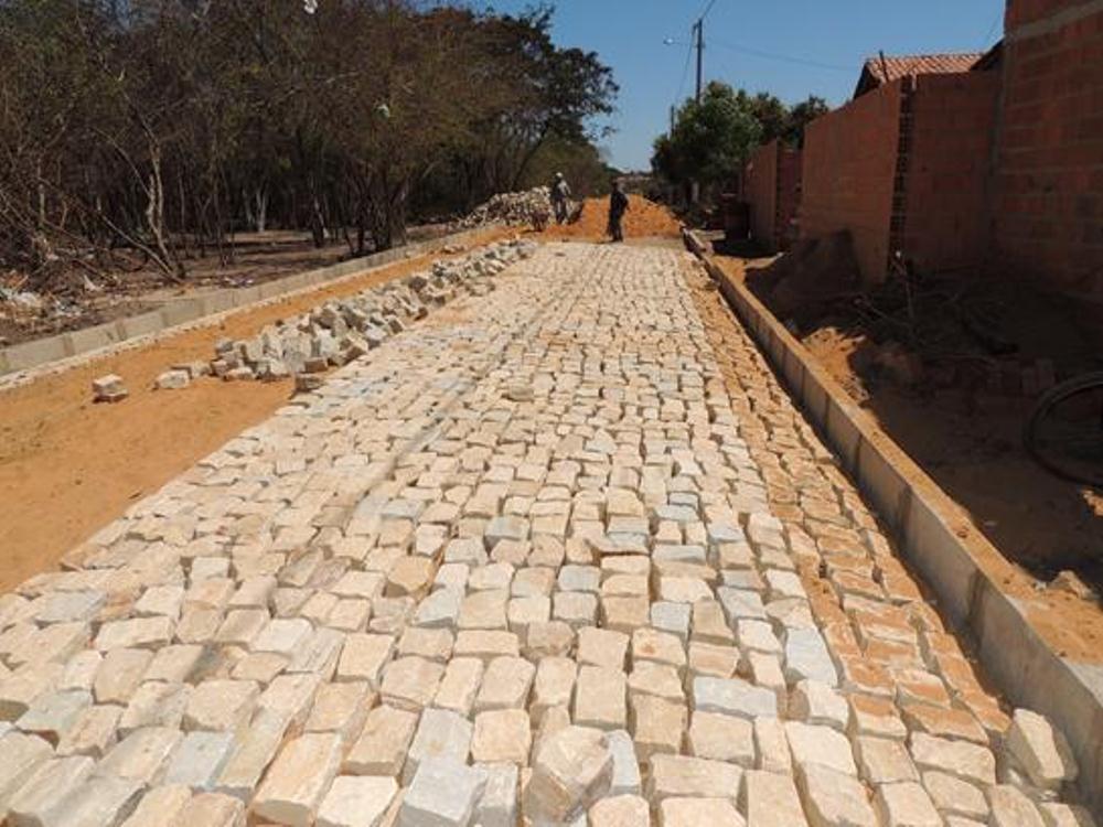 Bairros recebem obras de calçamento em Água Branca
