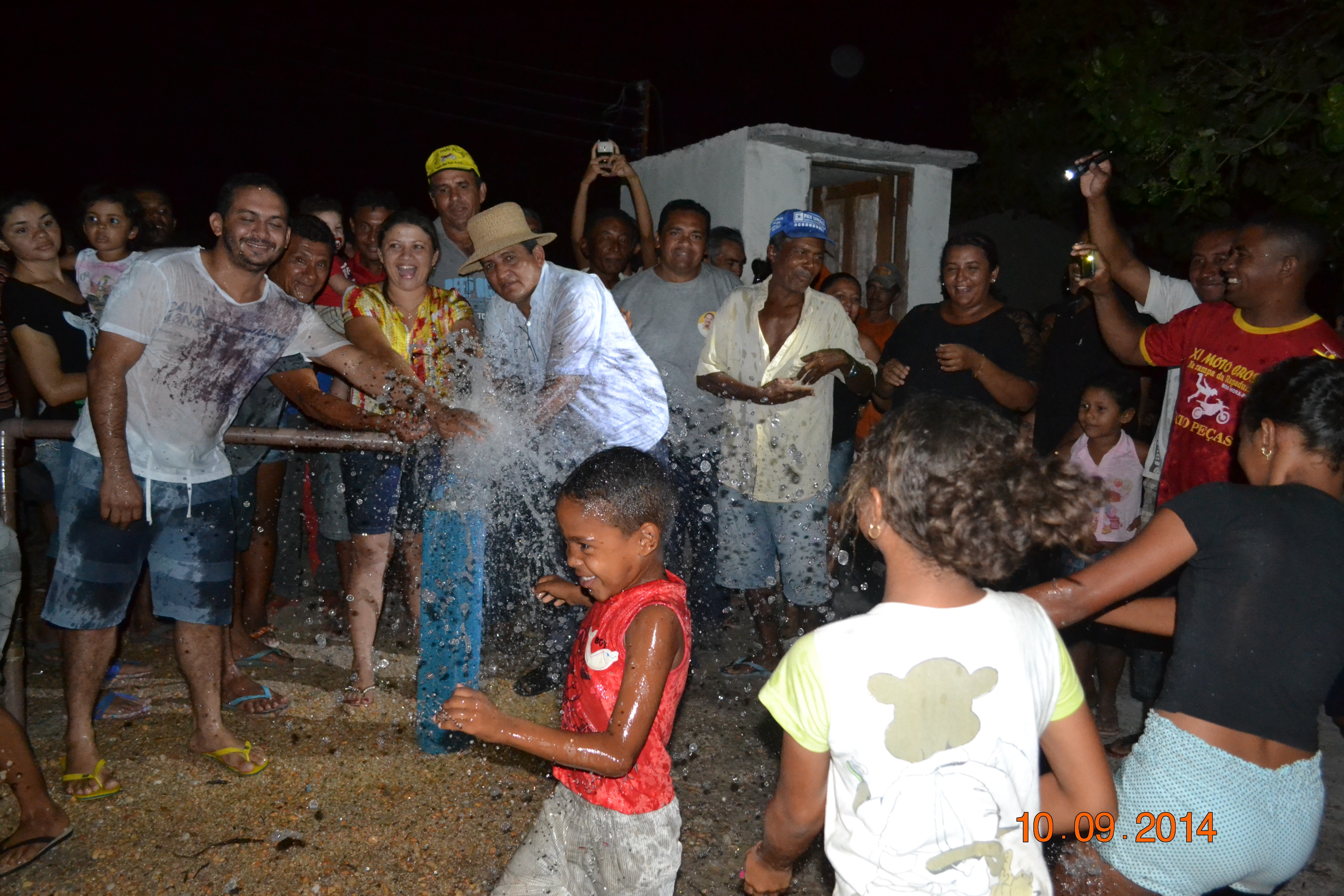Prefeito Zé Resende entrega poço do bairro Parazinho a comunidade 