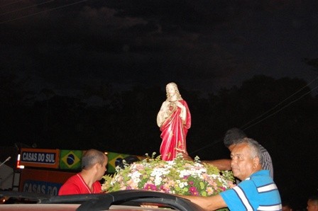 Centenas de fiéis participam da procissão de abertura em honra ao Sagrado Coração de Jesus - Imagem 1