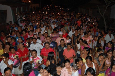 Centenas de fiéis participam da procissão de abertura em honra ao Sagrado Coração de Jesus - Imagem 4