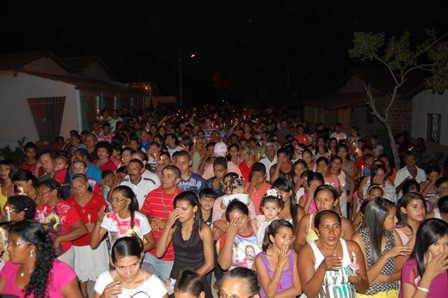 Centenas de fiéis participam da procissão de abertura em honra ao Sagrado Coração de Jesus - Imagem 2