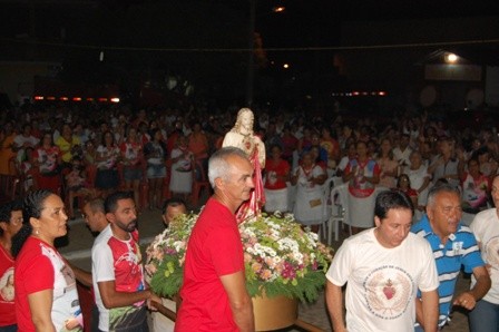 Centenas de fiéis participam da procissão de abertura em honra ao Sagrado Coração de Jesus - Imagem 30