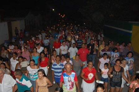 Centenas de fiéis participam da procissão de abertura em honra ao Sagrado Coração de Jesus - Imagem 13
