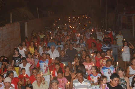 Centenas de fiéis participam da procissão de abertura em honra ao Sagrado Coração de Jesus - Imagem 9