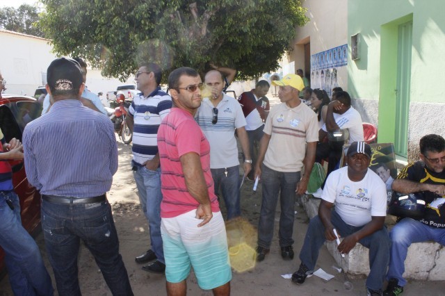 Luciano Nunes participa de caminhada pela feira no centro comercial de Miguel Alves - Imagem 3