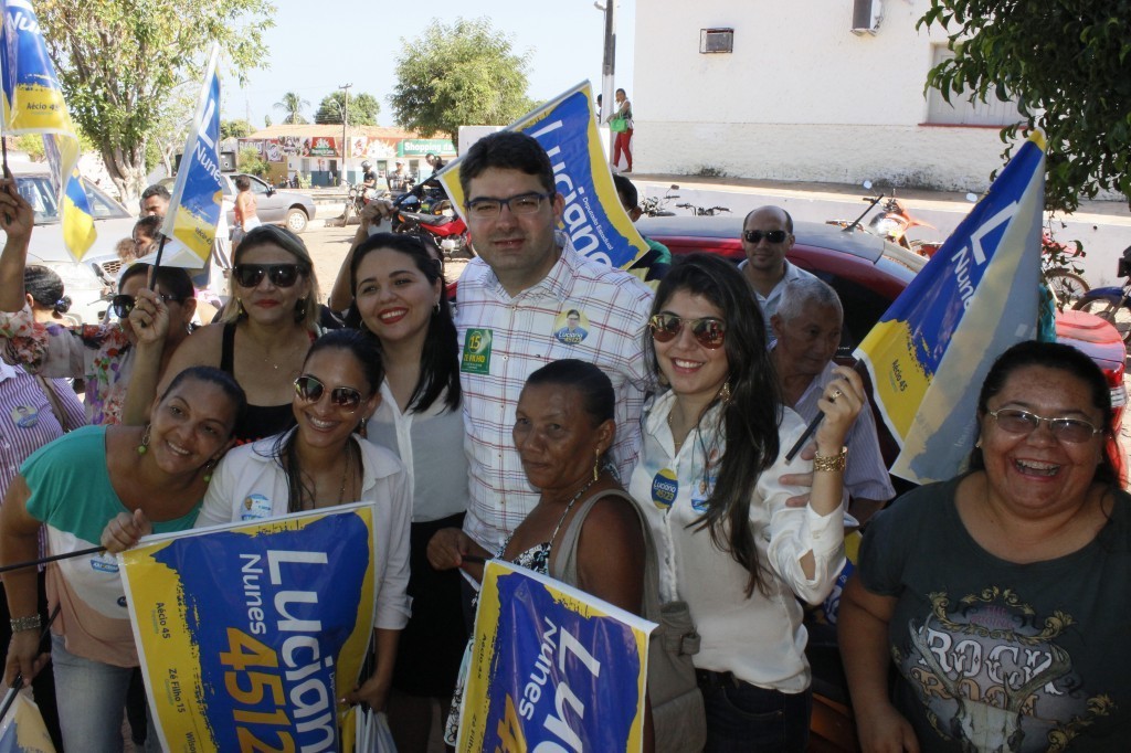 Luciano Nunes participa de caminhada pela feira no centro comercial de Miguel Alves