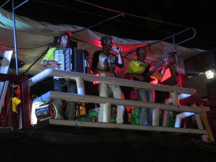 Trio Elétrico Nem Motos faz encerramento dos festejos  no bairro Vila em Agricolândia - Imagem 6
