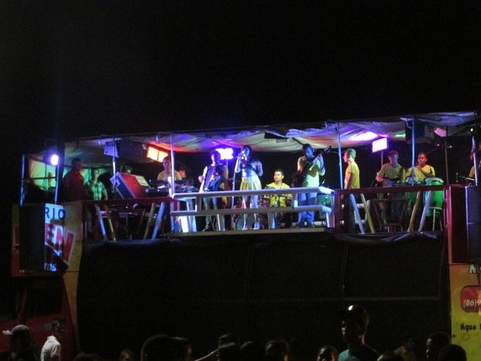 Trio Elétrico Nem Motos faz encerramento dos festejos  no bairro Vila em Agricolândia - Imagem 23