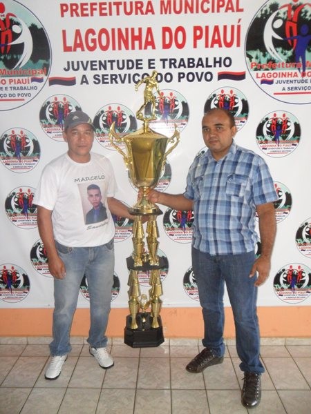 Prefeito Apresenta troféu de Campeão do campeonato Municipal  - Imagem 1