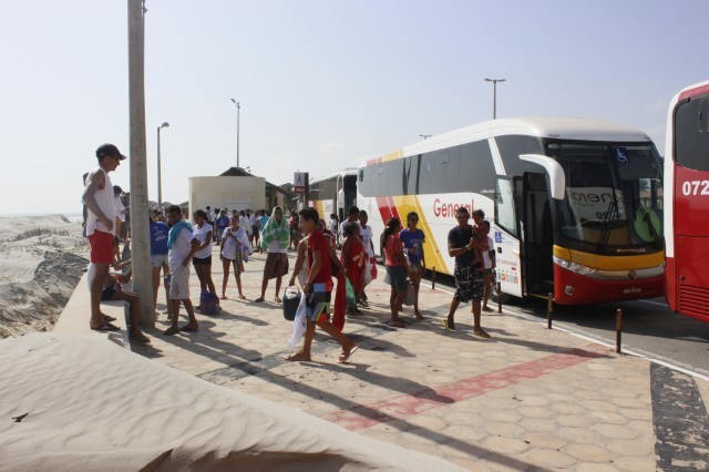 Prefeita leva jovens e  pessoas da terceira idade para o litoral piauiense - Imagem 69