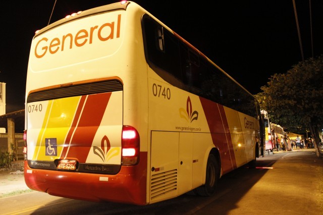 Prefeita leva jovens e  pessoas da terceira idade para o litoral piauiense - Imagem 2