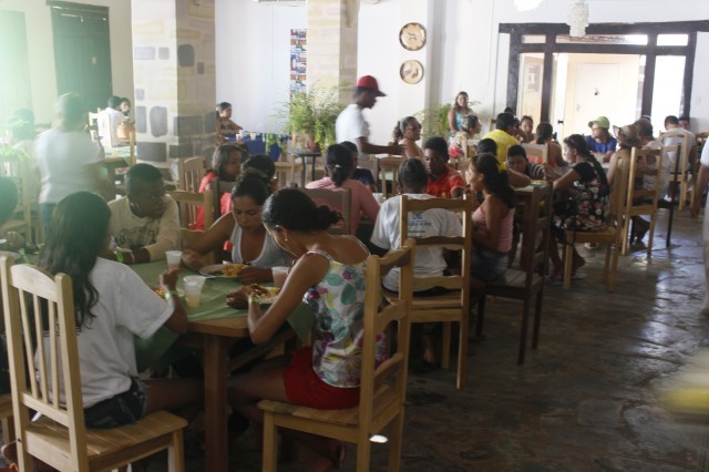 Prefeita leva jovens e  pessoas da terceira idade para o litoral piauiense - Imagem 137