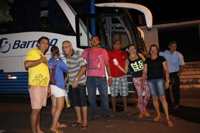 Prefeita leva jovens e  pessoas da terceira idade para o litoral piauiense - Imagem 25