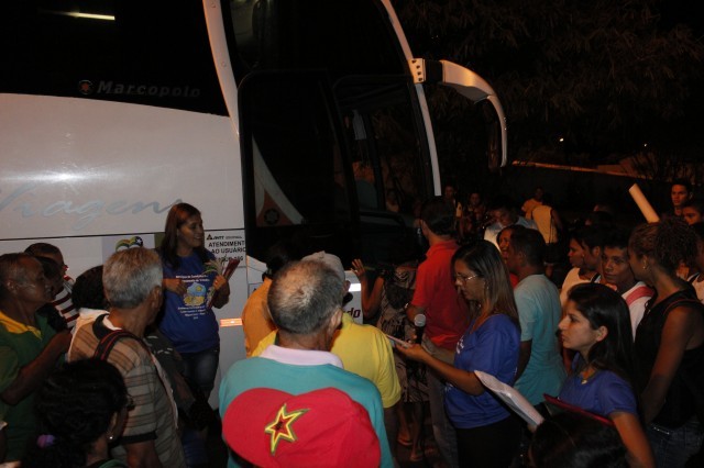 Prefeita leva jovens e  pessoas da terceira idade para o litoral piauiense - Imagem 14