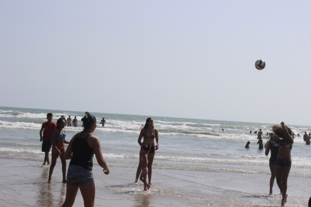 Prefeita leva jovens e  pessoas da terceira idade para o litoral piauiense - Imagem 78