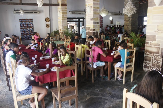 Prefeita leva jovens e  pessoas da terceira idade para o litoral piauiense - Imagem 139