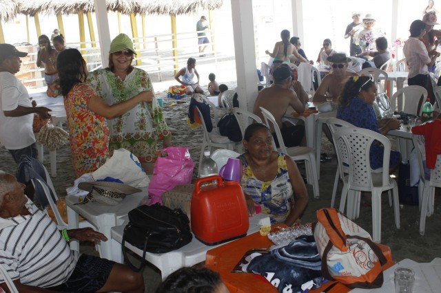 Prefeita leva jovens e  pessoas da terceira idade para o litoral piauiense - Imagem 108