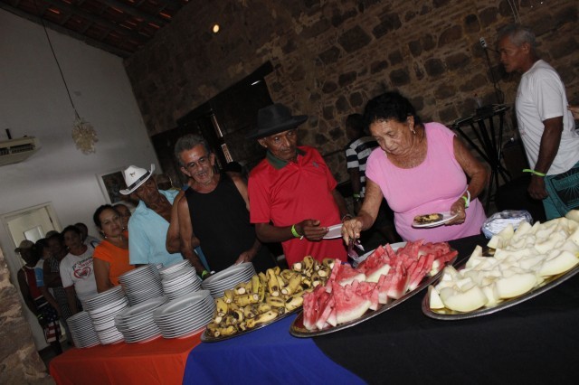 Prefeita leva jovens e  pessoas da terceira idade para o litoral piauiense - Imagem 51