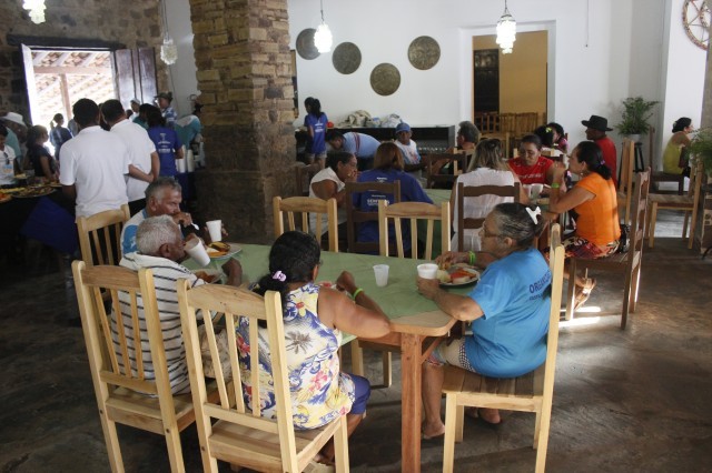 Prefeita leva jovens e  pessoas da terceira idade para o litoral piauiense - Imagem 58