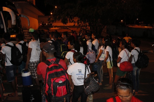 Prefeita leva jovens e  pessoas da terceira idade para o litoral piauiense - Imagem 11