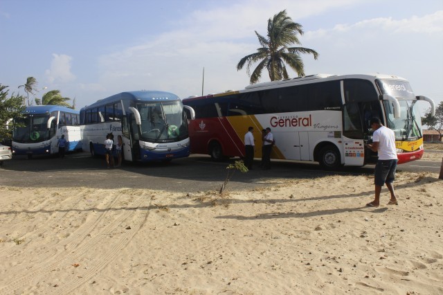 Prefeita leva jovens e  pessoas da terceira idade para o litoral piauiense - Imagem 140
