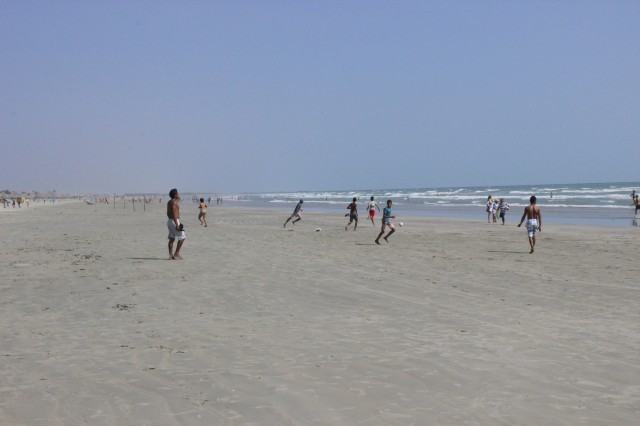 Prefeita leva jovens e  pessoas da terceira idade para o litoral piauiense - Imagem 72