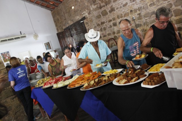 Prefeita leva jovens e  pessoas da terceira idade para o litoral piauiense - Imagem 53