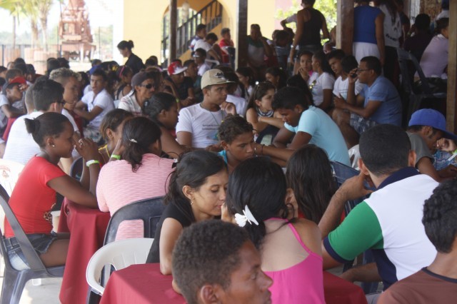 Prefeita leva jovens e  pessoas da terceira idade para o litoral piauiense - Imagem 123