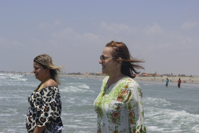 Prefeita leva jovens e  pessoas da terceira idade para o litoral piauiense - Imagem 111