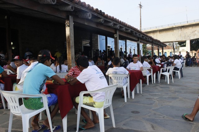 Prefeita leva jovens e  pessoas da terceira idade para o litoral piauiense - Imagem 38