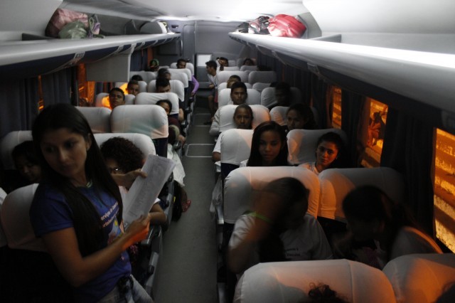 Prefeita leva jovens e  pessoas da terceira idade para o litoral piauiense - Imagem 16