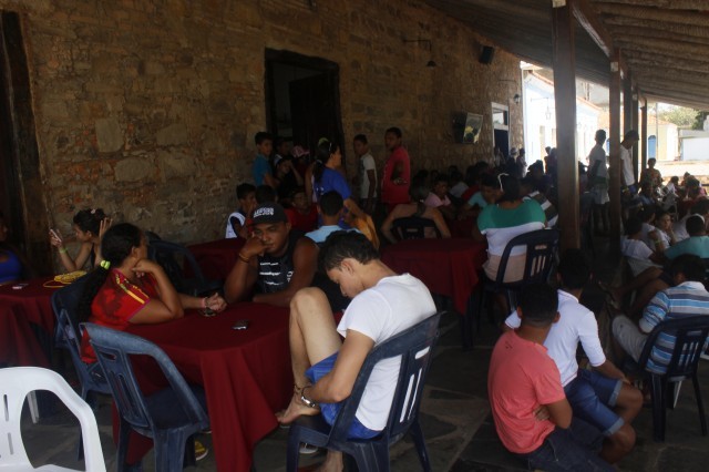 Prefeita leva jovens e  pessoas da terceira idade para o litoral piauiense - Imagem 118