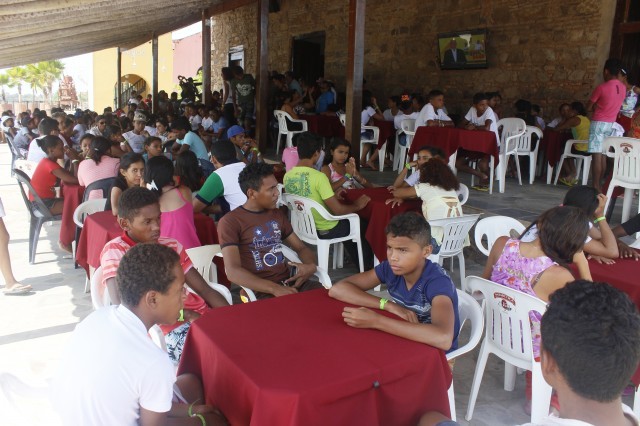 Prefeita leva jovens e  pessoas da terceira idade para o litoral piauiense - Imagem 122