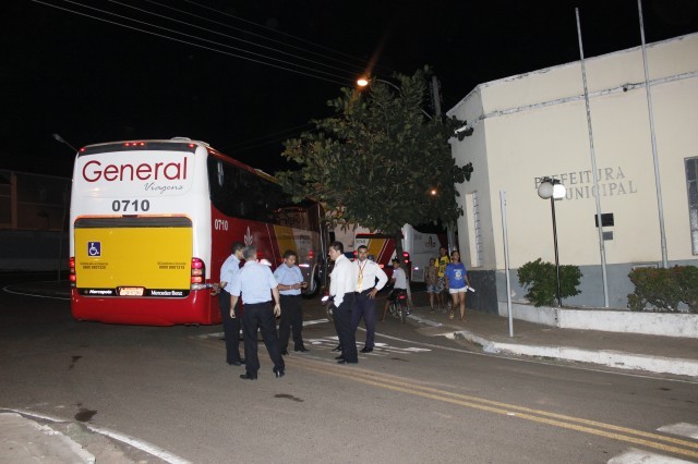 Prefeita leva jovens e  pessoas da terceira idade para o litoral piauiense - Imagem 1