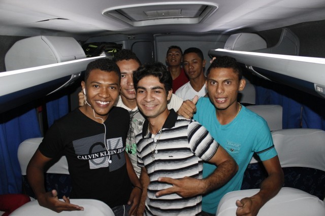 Prefeita leva jovens e  pessoas da terceira idade para o litoral piauiense - Imagem 18