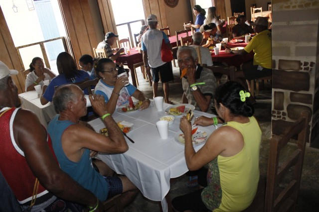 Prefeita leva jovens e  pessoas da terceira idade para o litoral piauiense - Imagem 54