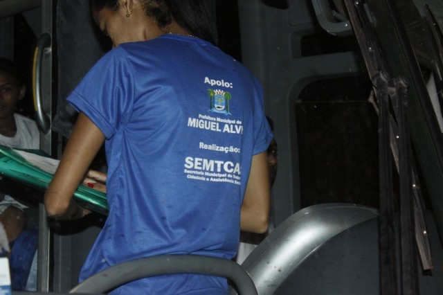 Prefeita leva jovens e  pessoas da terceira idade para o litoral piauiense - Imagem 6