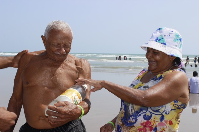 Prefeita leva jovens e  pessoas da terceira idade para o litoral piauiense - Imagem 89