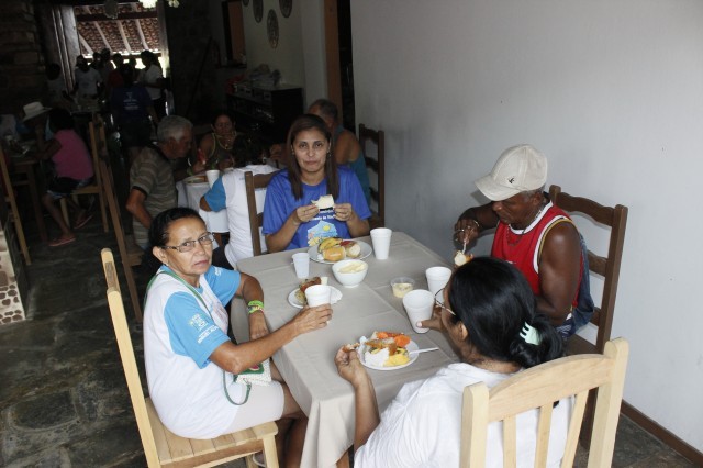 Prefeita leva jovens e  pessoas da terceira idade para o litoral piauiense - Imagem 57