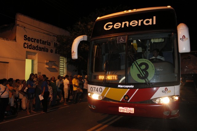 Prefeita leva jovens e  pessoas da terceira idade para o litoral piauiense - Imagem 9